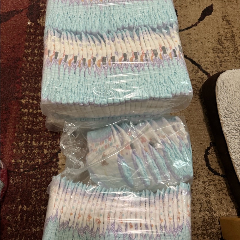 Huggies diapers size 2, 158 total